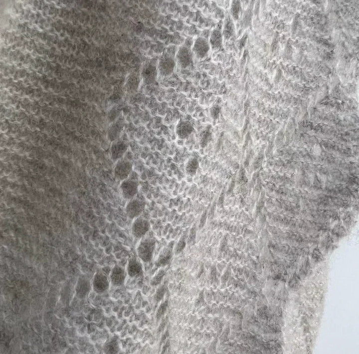 Nærbillede af gråt Andcopenhagen Basics cashmeretørklæde i trekantet Trinity-design, 100% cashmere.