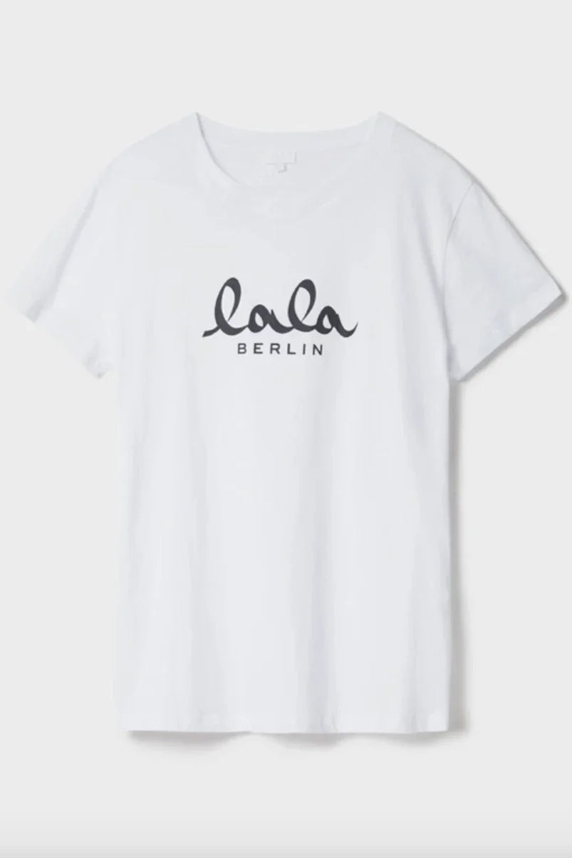 Hvid T-shirt med rund hals og korte ærmer. "Lala Berlin" logo i sort skrift på forsiden.