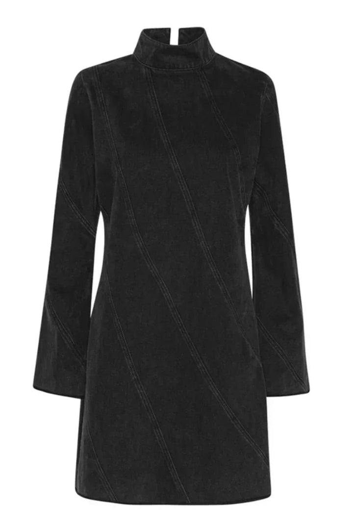 Grå denimkjole med høj hals, lange ærmer, diagonale syninger og lynlås bagpå.