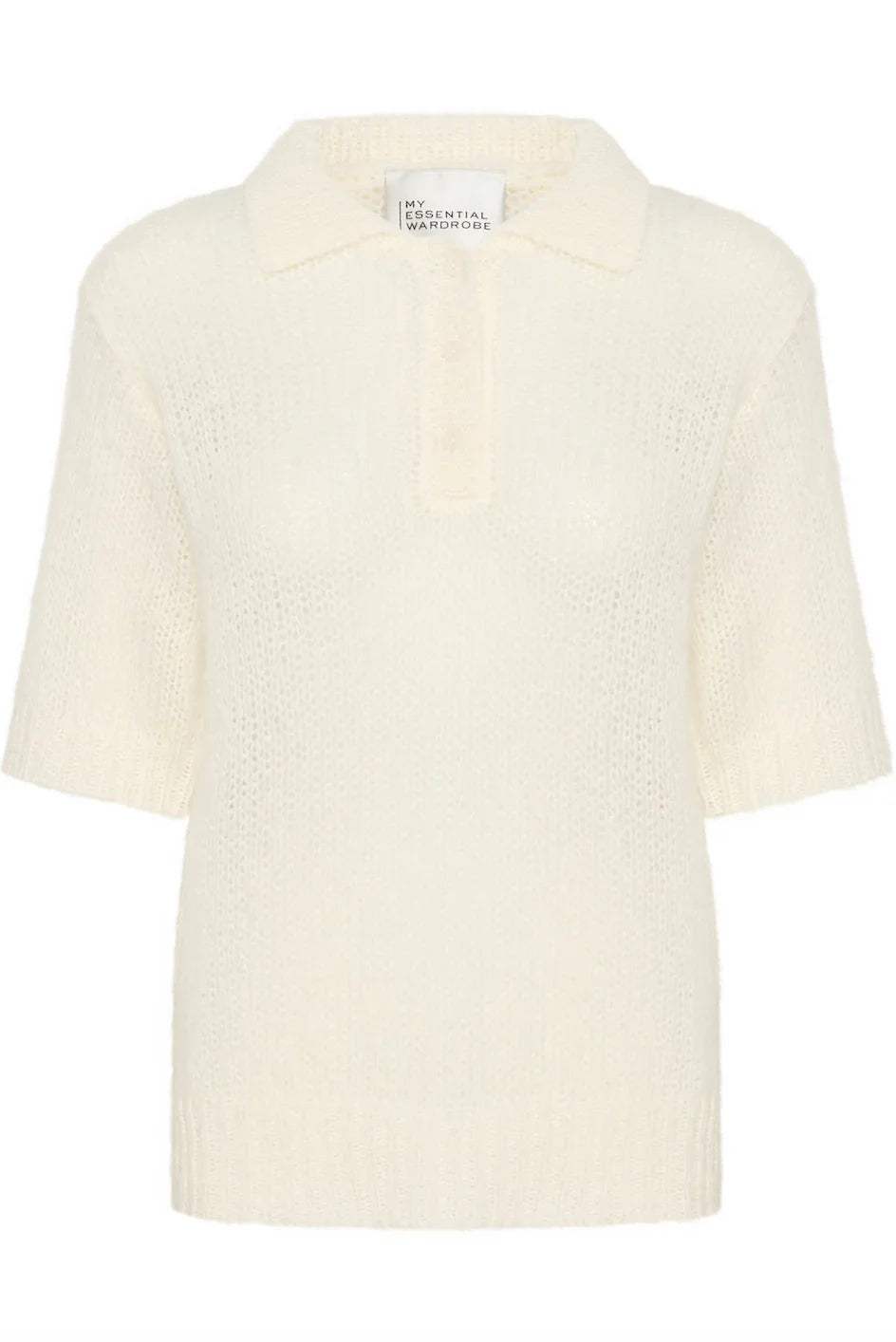 Hvid strikket polo med korte ærmer, krave og knaplukning.