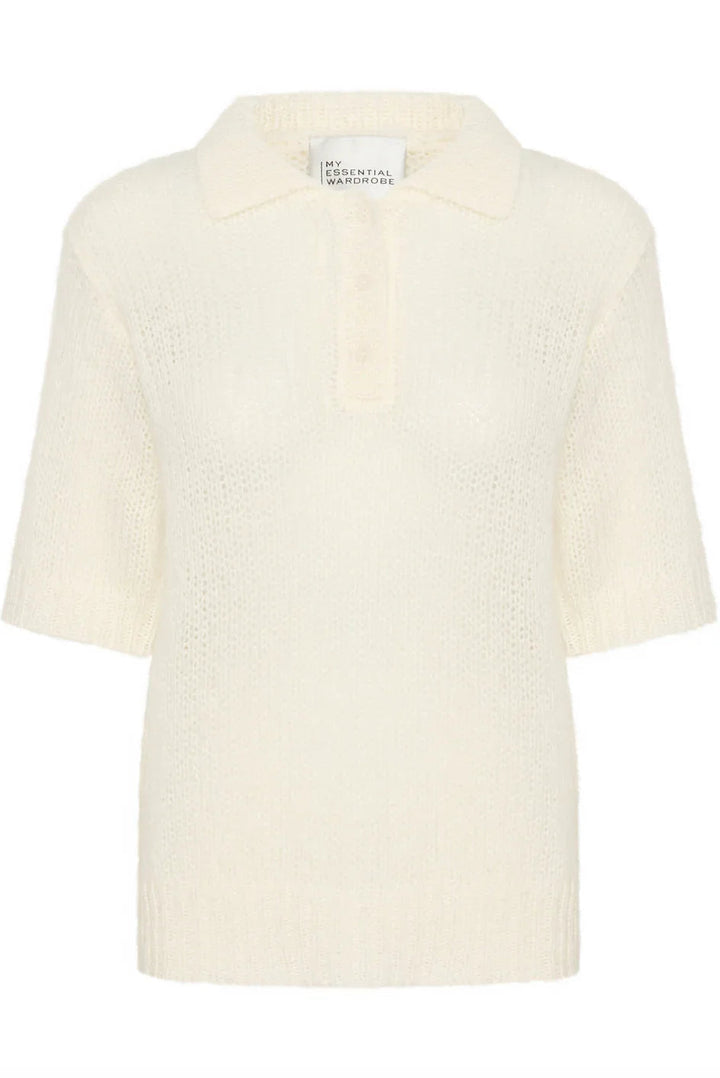 Hvid strikket polo med korte ærmer, krave og knaplukning.