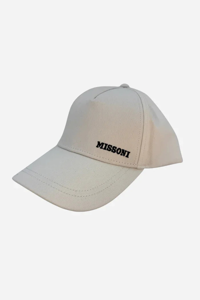 Hvid Missoni-kasket med sort logo på fronten og buet skygge. Synlige sømme.