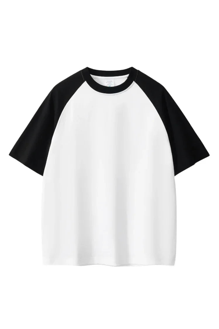 Oversize T-shirt fra Sassy Copenhagen, hvid krop, sorte ærmer, afslappet stil.