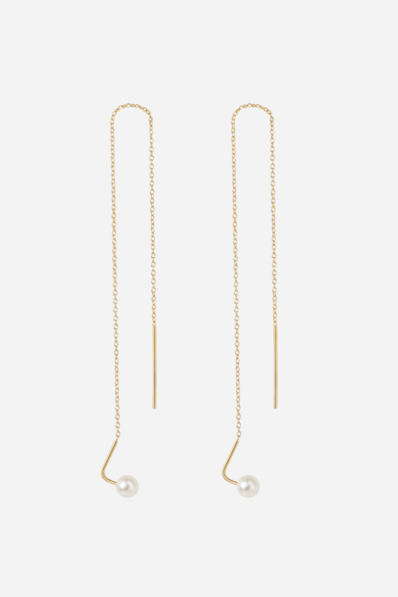 Minimalistiske øreringe i 18K guldbelagt sølv med kæde og perle ved enden.