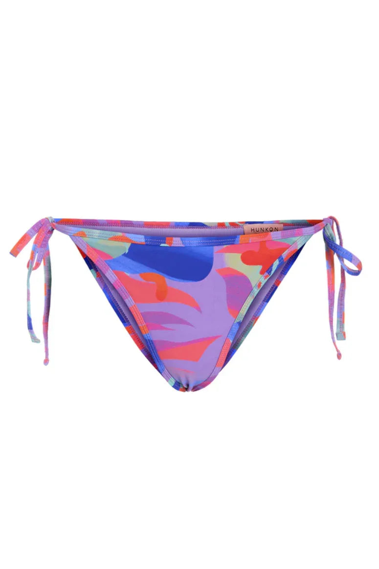 Bikini trusser med abstrakt mønster i blå, pink, orange og lilla nuancer, med justerbare sidestropper.