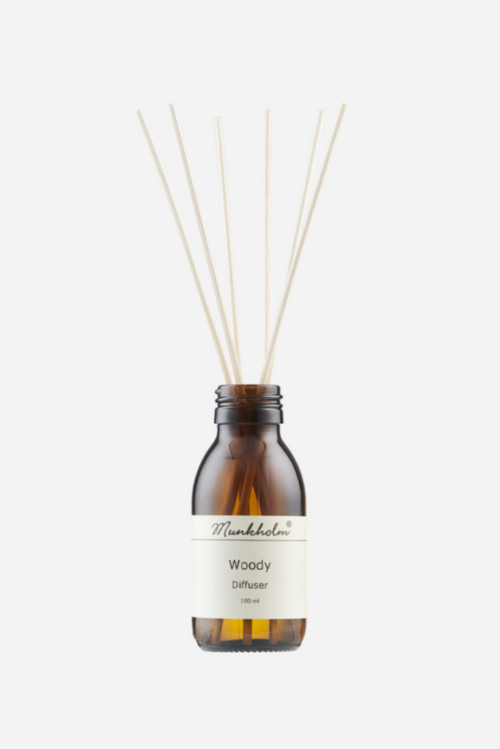 Brun flaske med Munkholm Woody diffuser, 100 ml, med duftpinde i toppen.