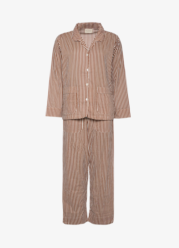 Brunt stribet nattøjssæt med knaplukning og lommer på jakke og bukser.