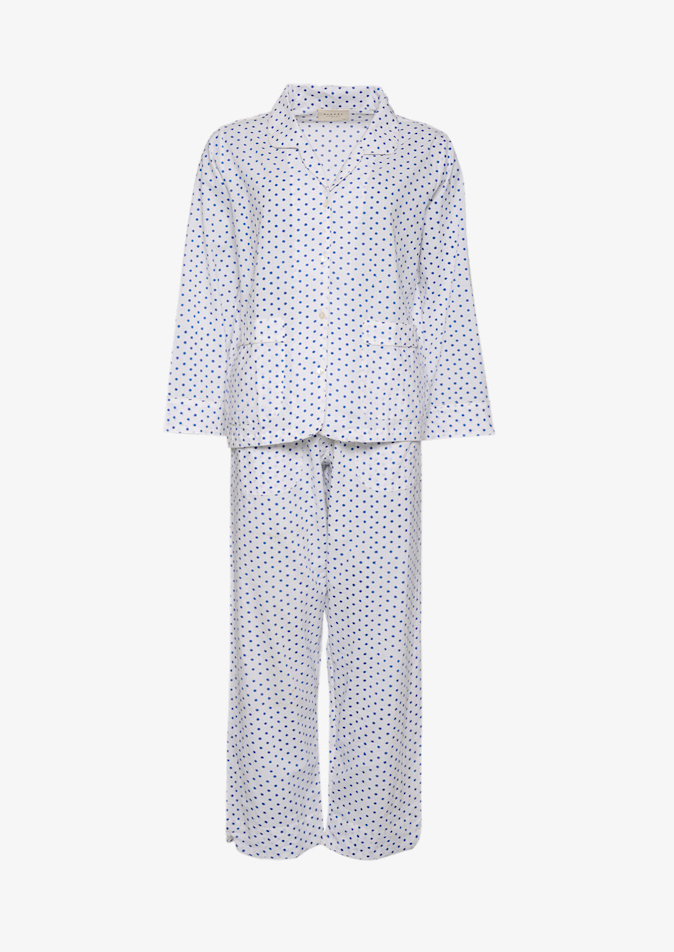 Hvid nattøjssæt med marineblå prikker, langærmet skjorte og bukser.
