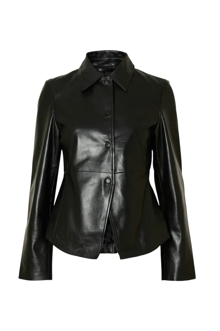 Sort læderjakke med skinnende overflade, klassisk krave og knaplukning foran.