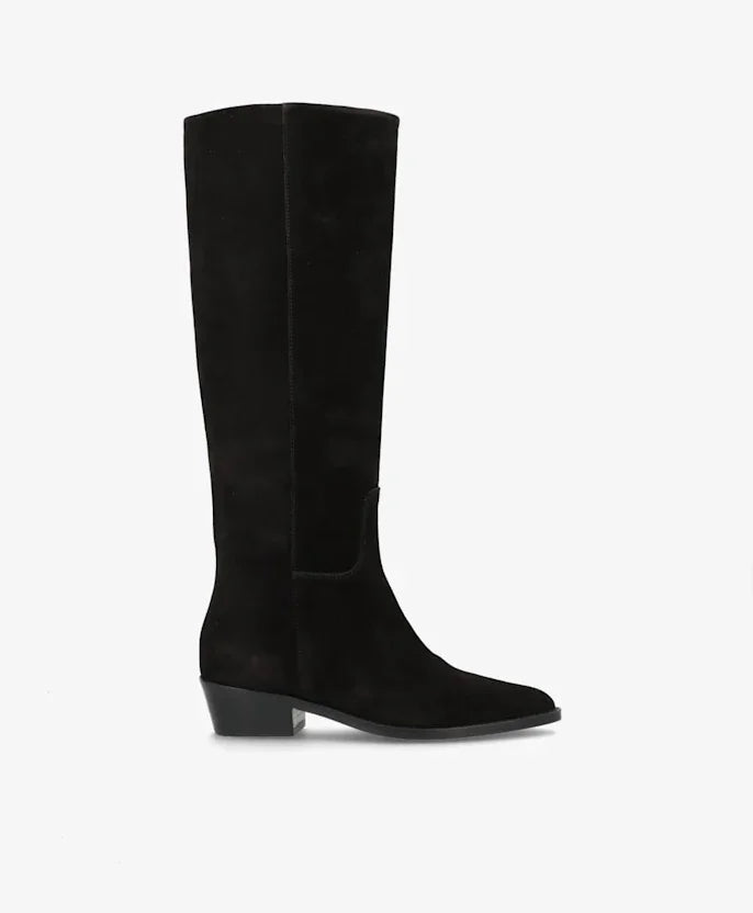 Sorte støvler i ruskind med højt skaft, lav hæl og spids tå. Elegant og minimalistisk design.