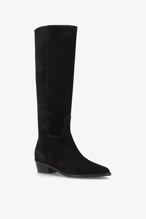 Sorte støvler i sort ruskind med højt skaft, lav hæl og spids tå. Elegant og minimalistisk design.