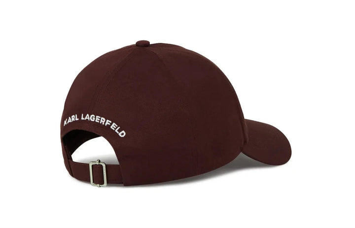 Burgundy kasket med hvid tekst "KARL LAGERFELD" bagpå og justerbar strop med metalspænde.
