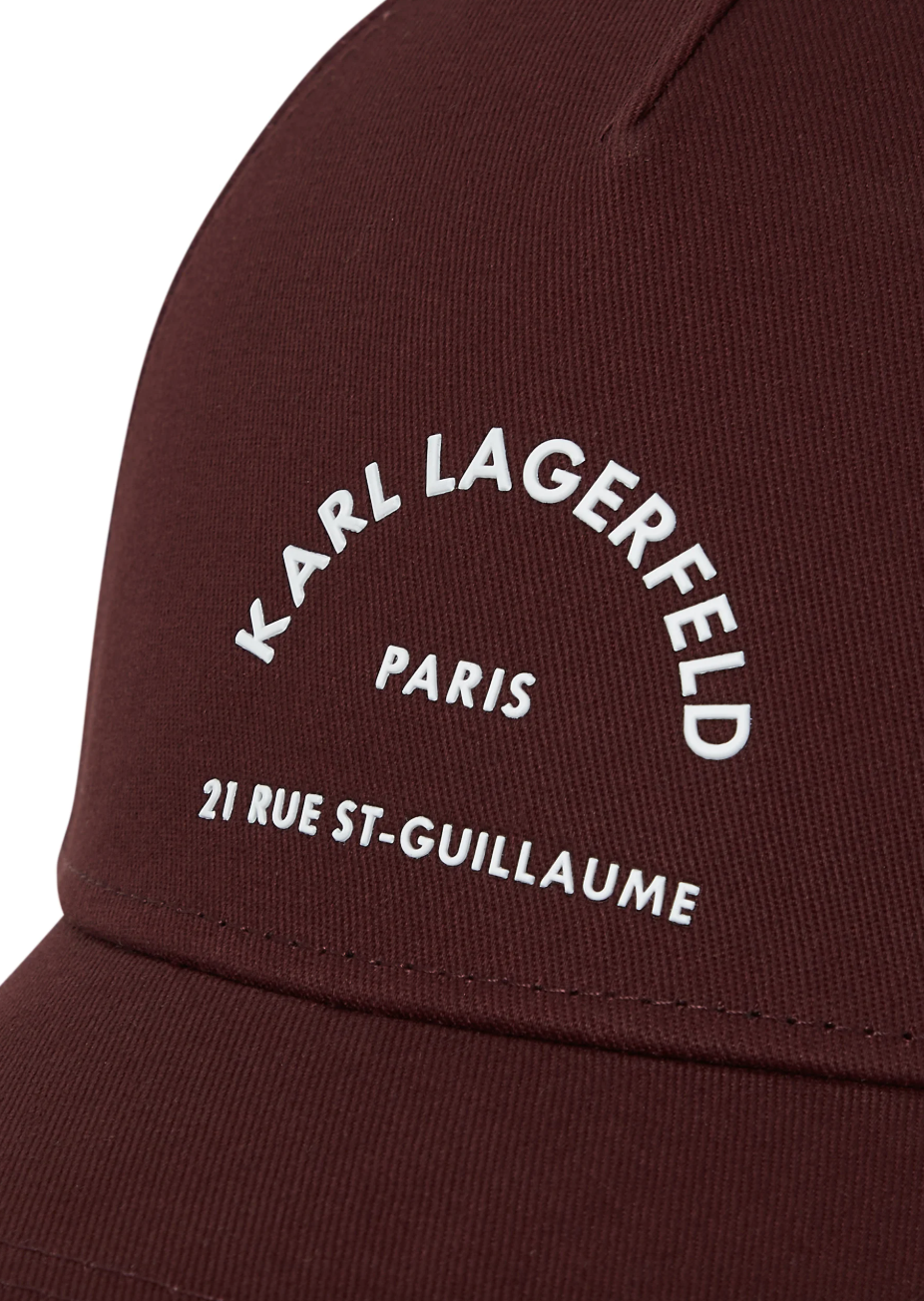 Burgundy kasket med hvid tekst: "KARL LAGERFELD PARIS 21 RUE ST-GUILLAUME".