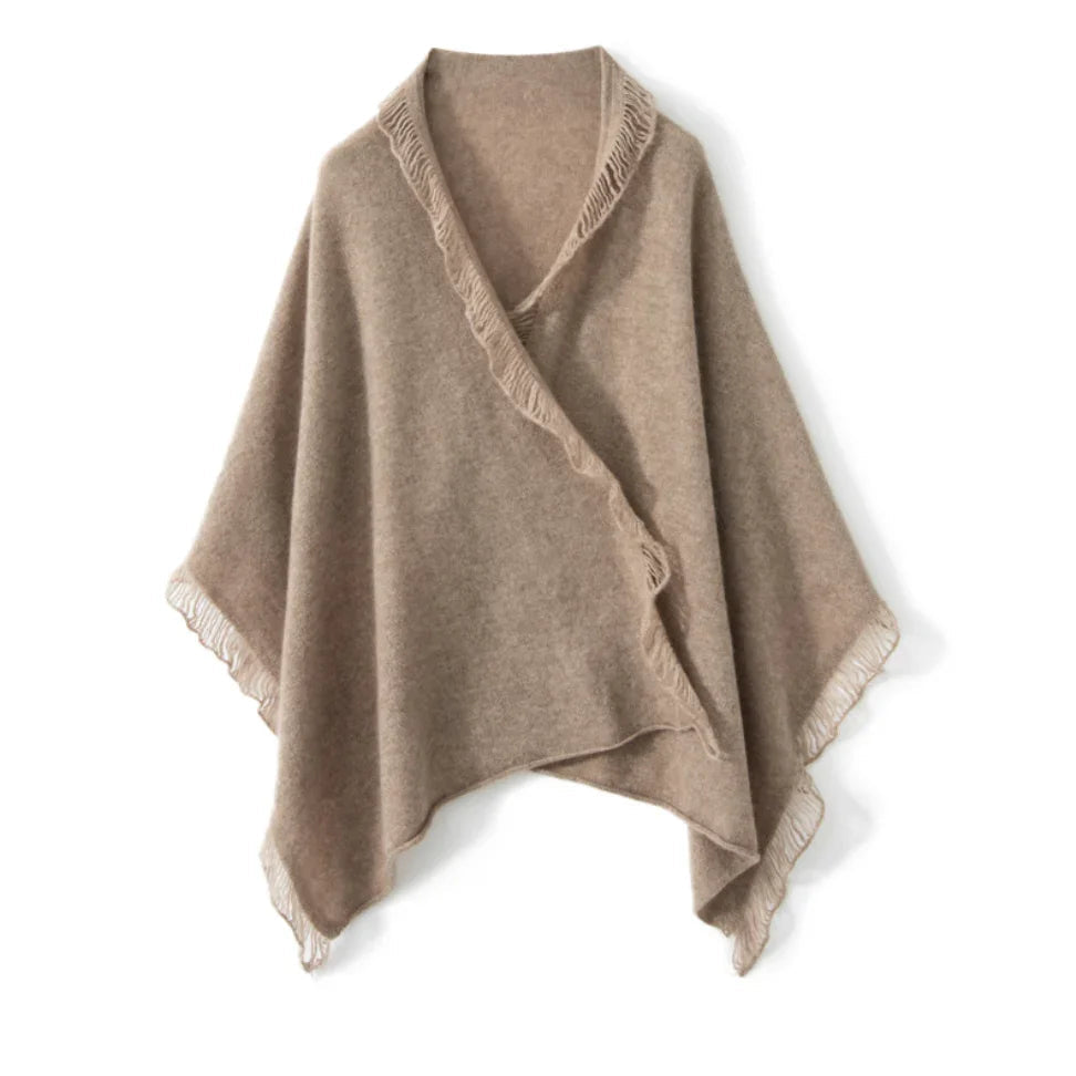 Cashmere tørklæde i lys coffee fra Andcopenhagen Basics, model Mira, lagt fladt mod hvid baggrund.