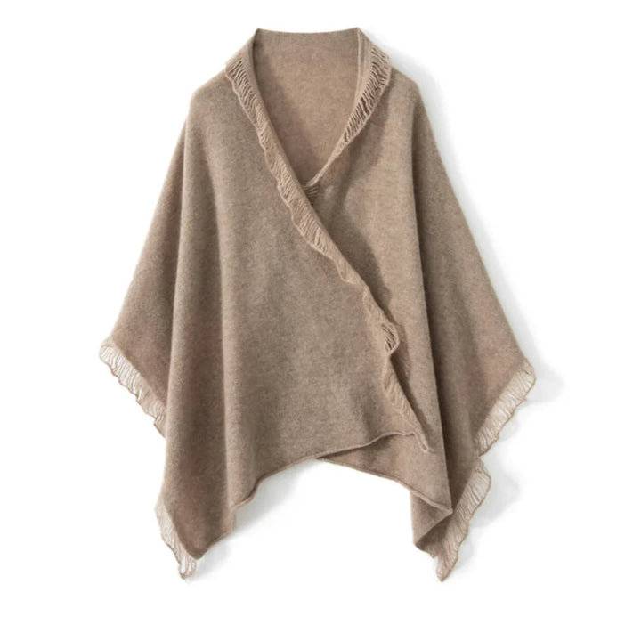 Cashmere tørklæde i lys coffee fra Andcopenhagen Basics, model Mira, lagt fladt mod hvid baggrund.