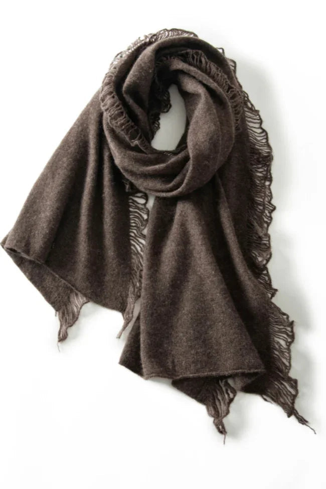 Andcopenhagen Basics cashmere tørklæde i farven Dark Coffee, model Mira, vises foldet med frynser.