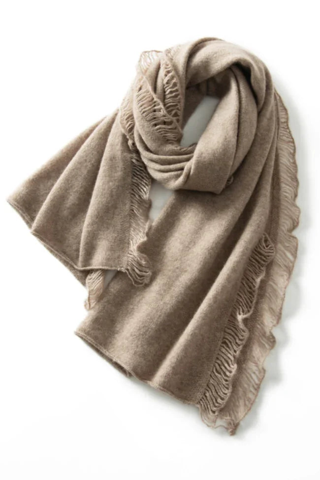Cashmere tørklæde i lys coffee farve fra Andcopenhagen Basics, model Mira, vist foldet på hvid baggrund.