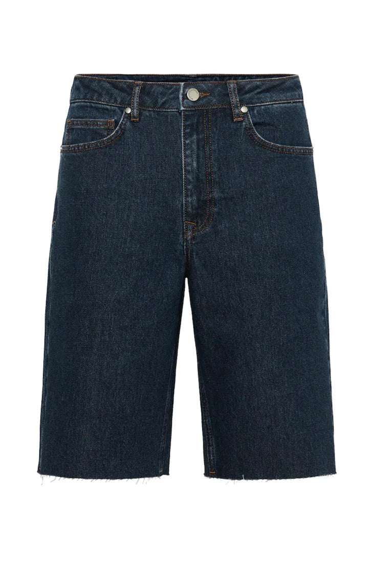 Mørkeblå lange shorts i denim med synlige sømme og knaplukning.