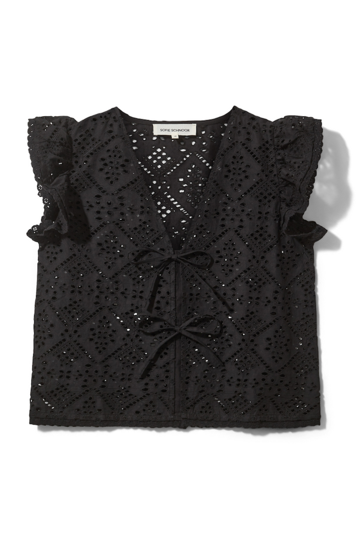 Sort top med broderi anglaise, v-udskæring, flæseærmer og to bindesløjfer foran.
