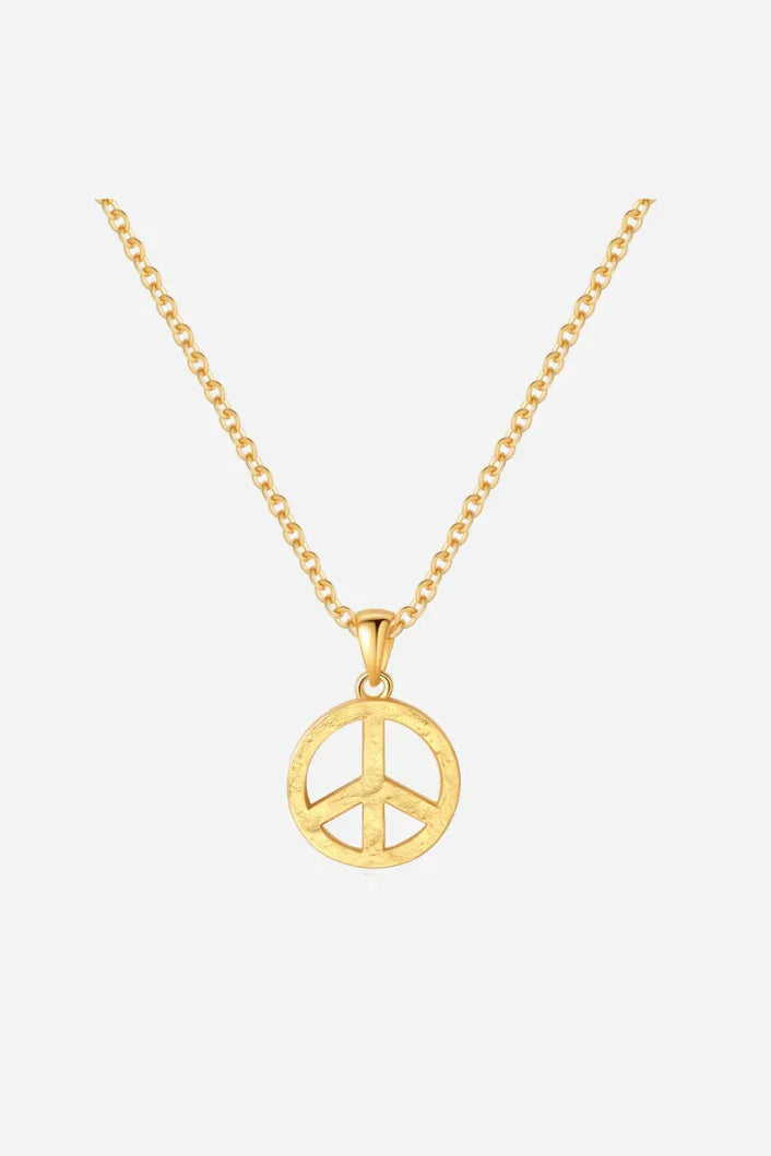 Halskæde med 18 karat guldbelægning og et rundt peace-vedhæng. Elegant og minimalistisk design.