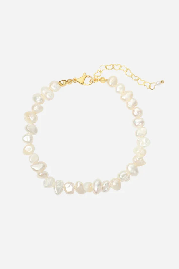 Armbånd med uregelmæssige, lyse ferskvandsperler og en guldfarvet lås med justerbar kæde.