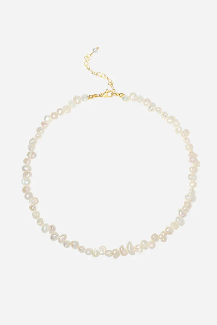 Halskæde med uregelmæssige ferskvandsperler og justerbar guldkæde.