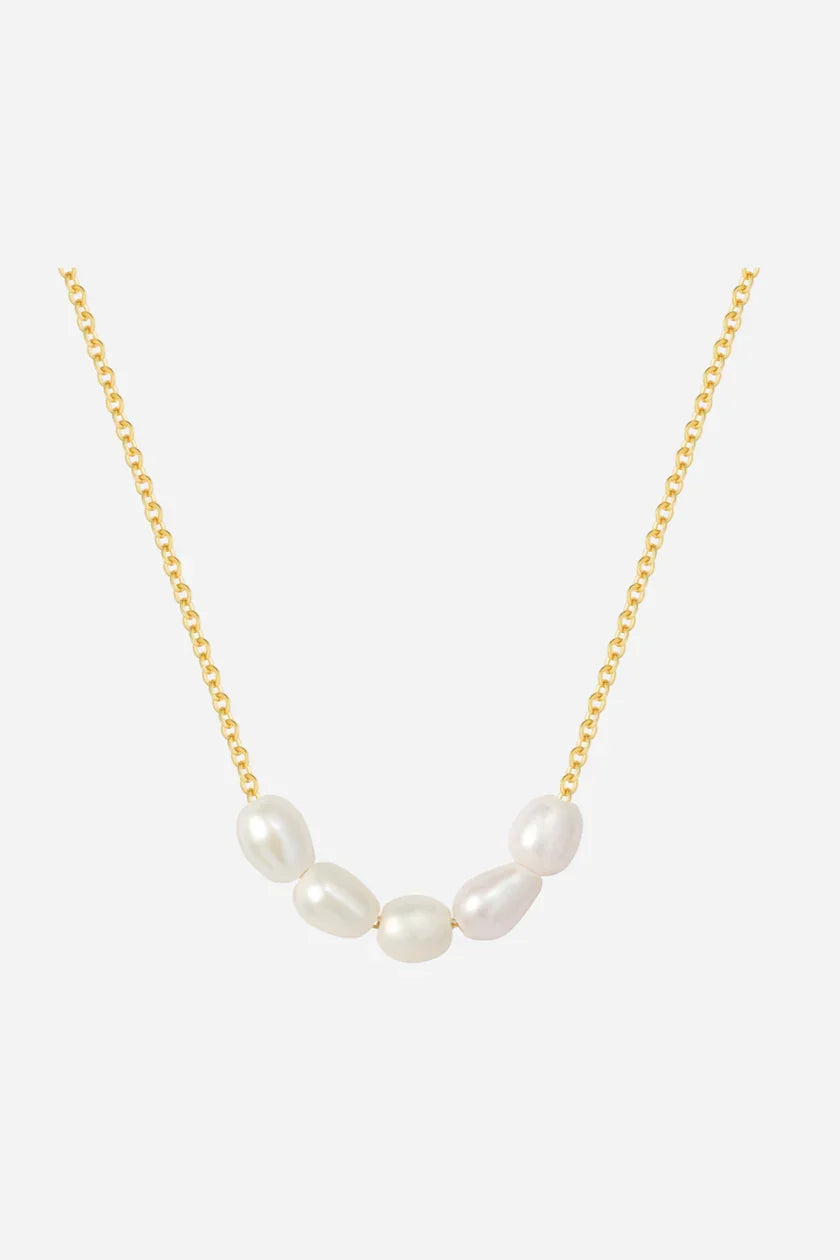 Halskæde med guldbelagt kæde og buet række af uens perler i forskellige størrelser og former.