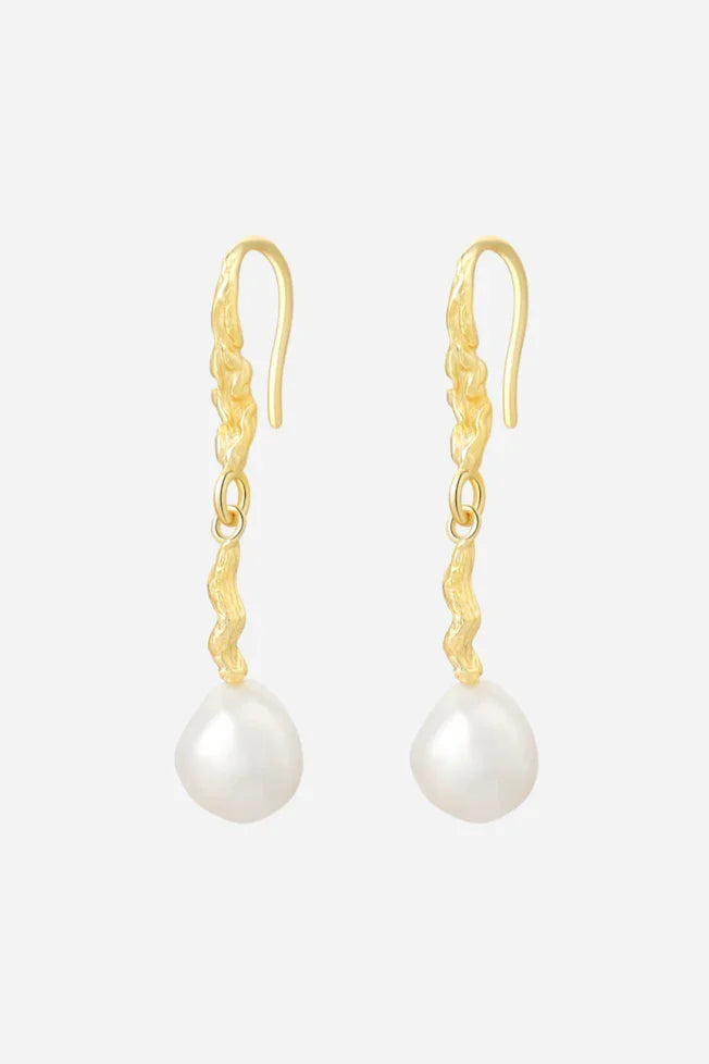 Øreringe med bølget design i 18 karat guldbelagt sølv og perle. Elegant og moderne stil.