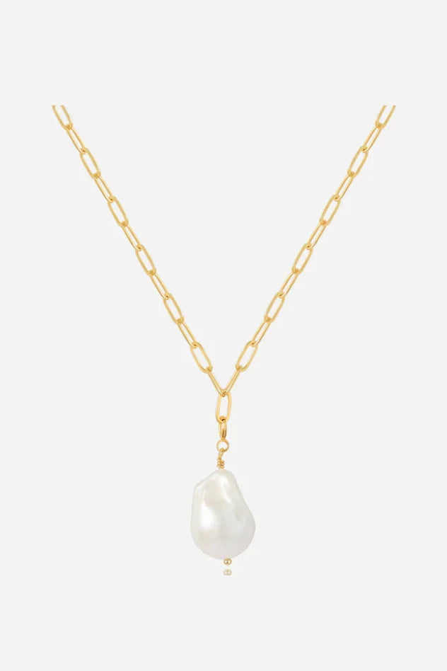 Halskæde i 18 karat guldbelagt messing med store ovale led og en baroque perle som vedhæng.