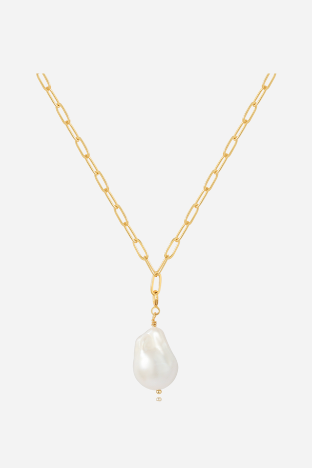 Halskæde i 18 karat guldbelagt messing med store ovale led og en baroque perle som vedhæng.