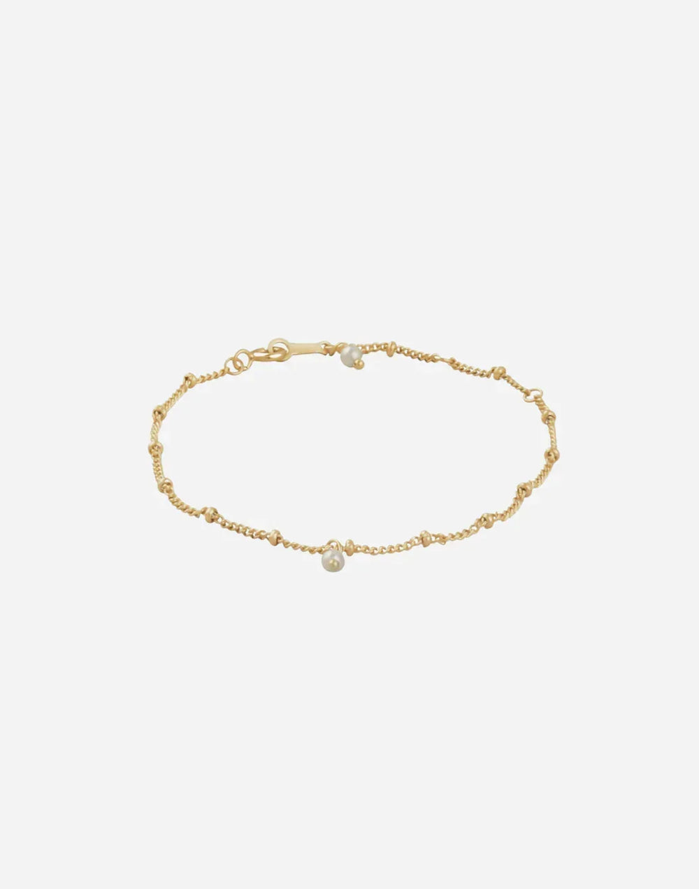 Armbånd i kæde-design med 18 karat guldbelægning og en enkelt perle som dekorativt element.