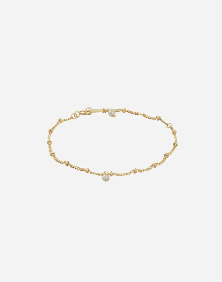 Armbånd i kæde-design med 18 karat guldbelægning og en enkelt perle som dekorativt element.