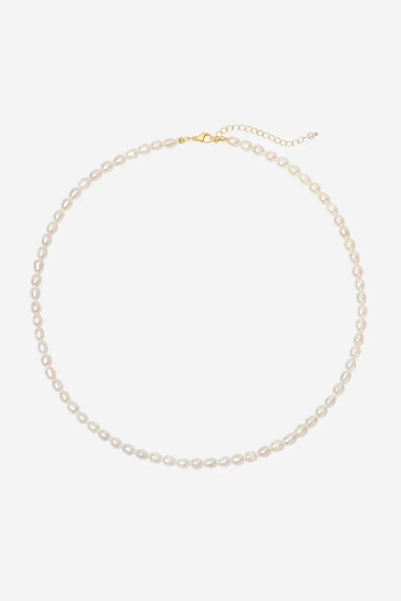 Halskæde af lyse perler med glinsende overflade og guldbelagt lås. Klassisk design.