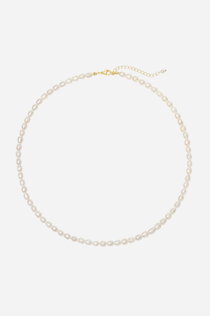 Halskæde af lyse perler med glinsende overflade og guldbelagt lås. Klassisk design.