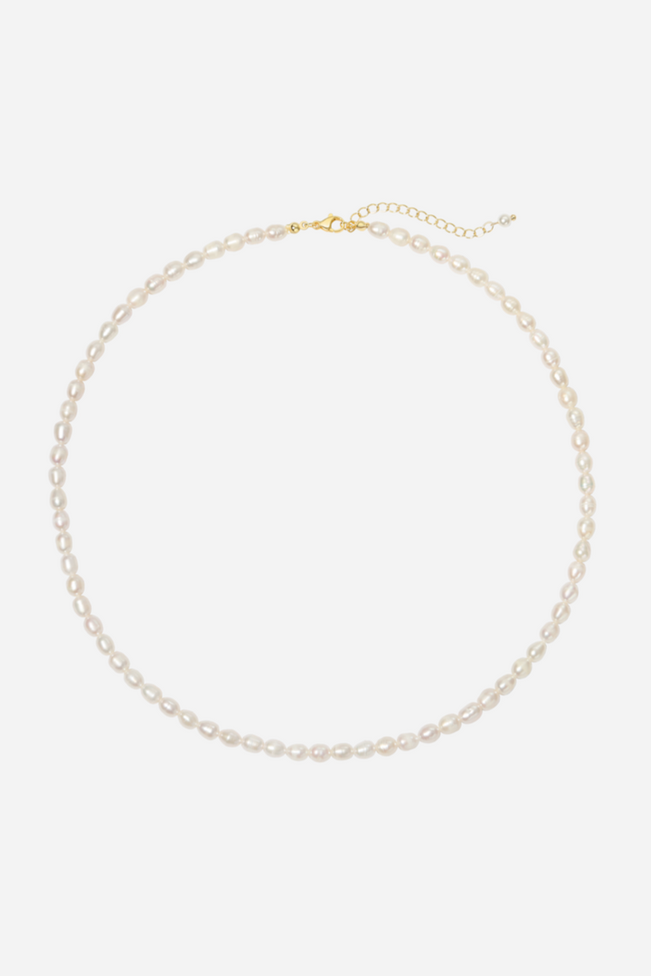 Halskæde af lyse perler med glinsende overflade og guldbelagt lås. Klassisk design.