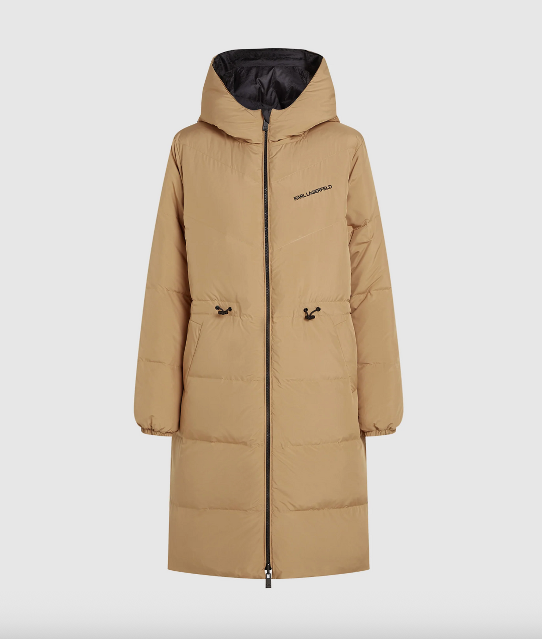 Lang nougat vinterjakke med hætte, lynlås og "Karl Lagerfeld" logo.