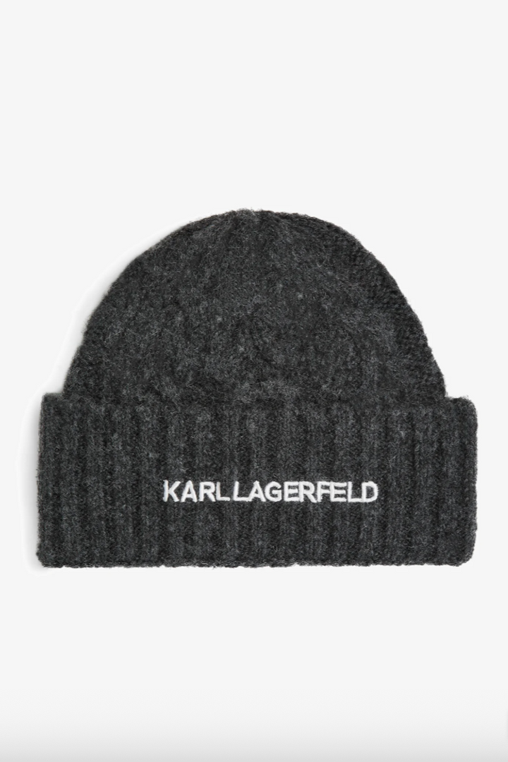 Mørkegrå kabelstrik hue med foldet kant og "KARL LAGERFELD" broderet på forsiden.