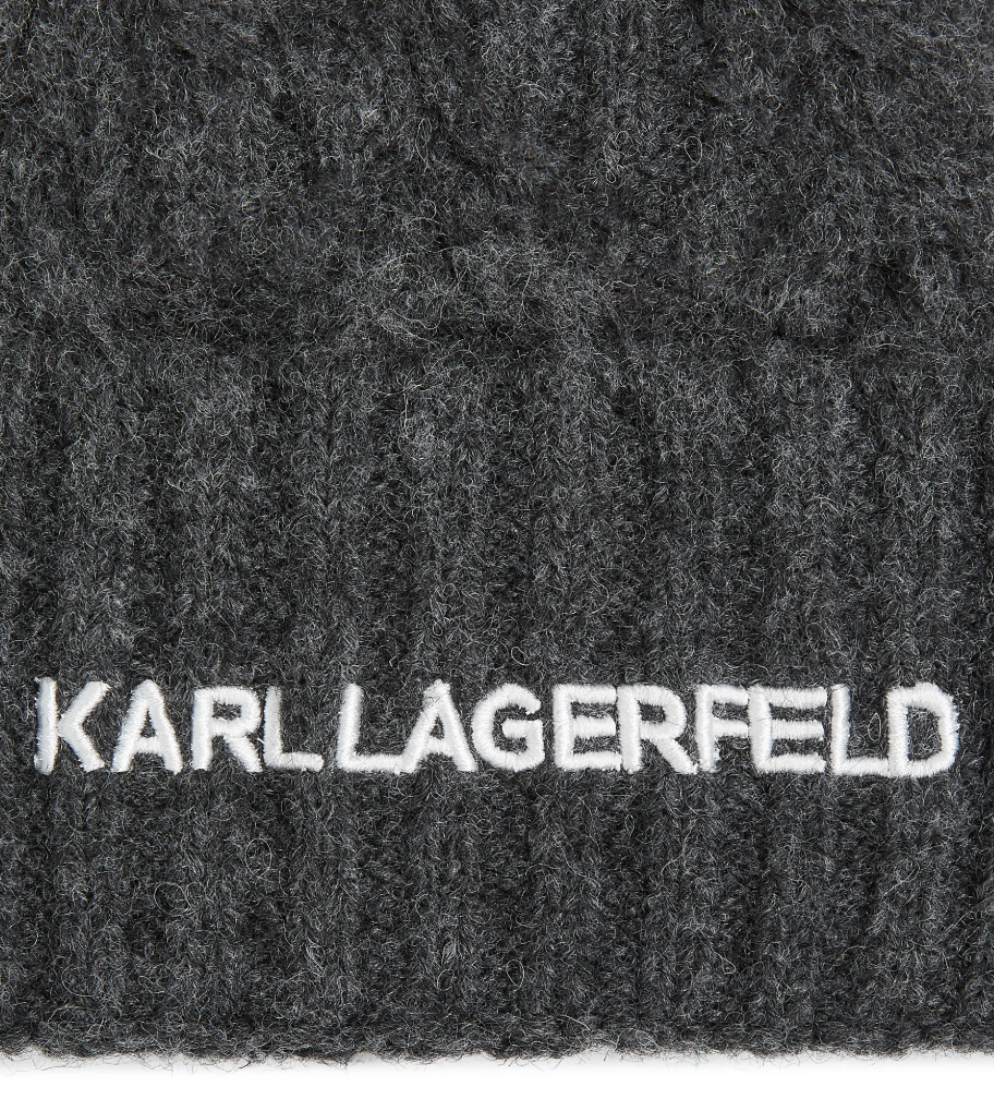 Mørkegrå kabelstrik hue med foldet kant og hvidt "KARL LAGERFELD" broderi på kanten.