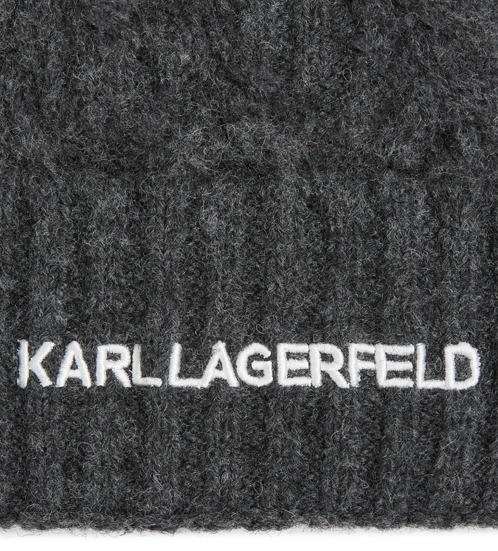 Mørkegrå kabelstrik hue med foldet kant og hvidt "KARL LAGERFELD" broderi på kanten.