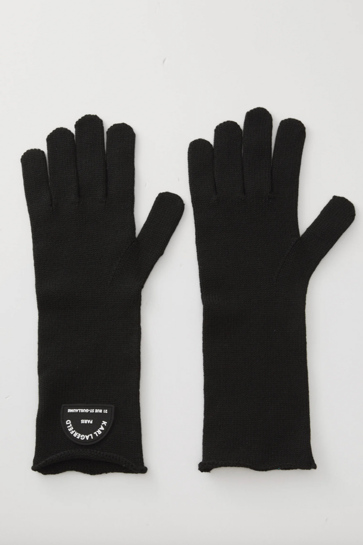 Sorte fingerhandsker med mærke "KARL LAGERFELD PARIS 21 RUE ST-GUILLAUME" på venstre handske.