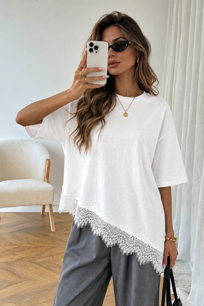 Hvid Akacia T-shirt fra Sassy Copenhagen på model