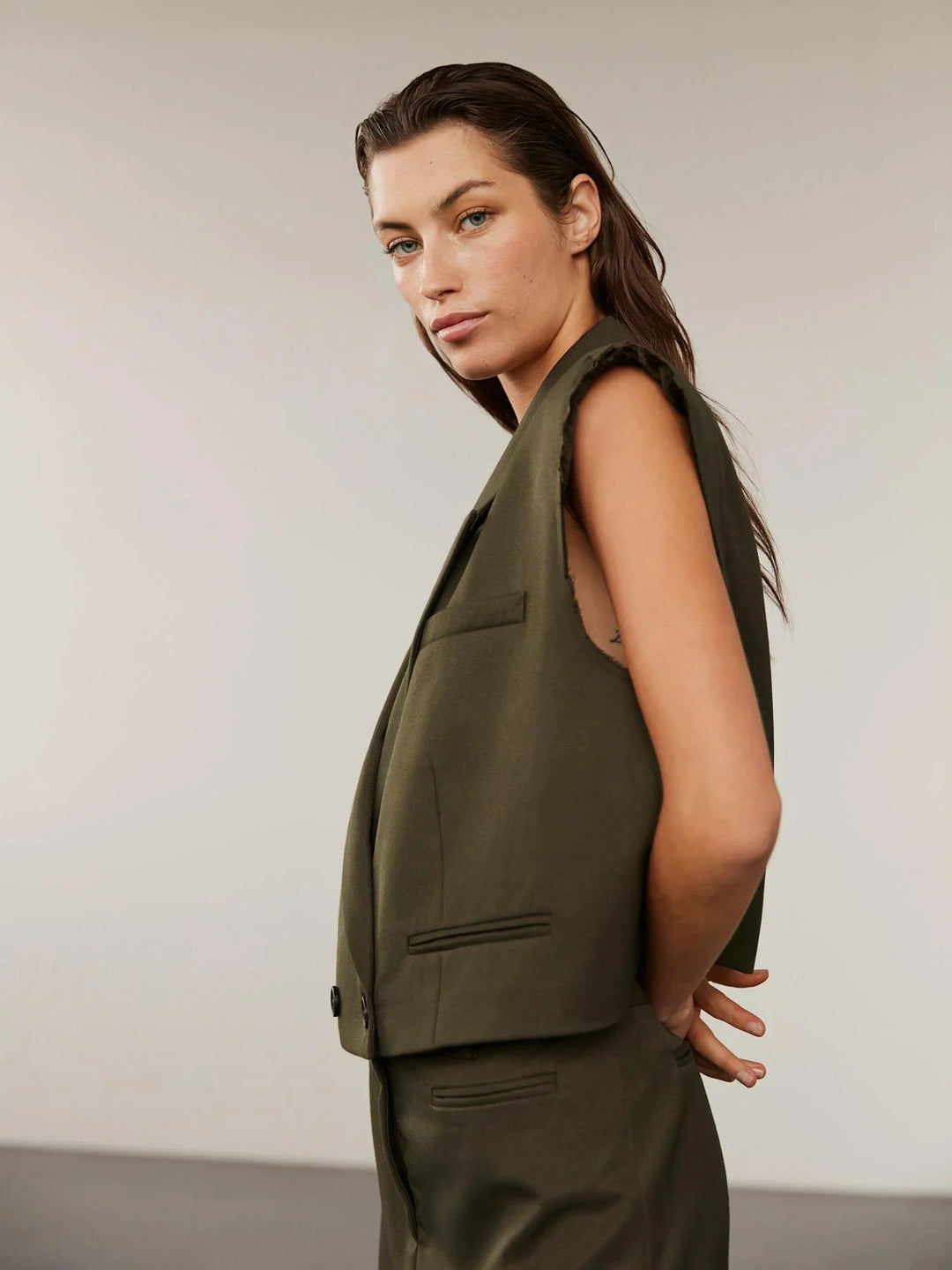 Sofie Schnoor - Vest - Kort Olive - Twill S244416 - Stilkompagniet.dk