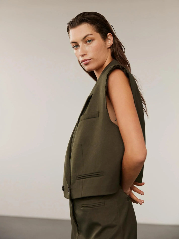 Sofie Schnoor - Vest - Kort Olive - Twill S244416 - Stilkompagniet.dk