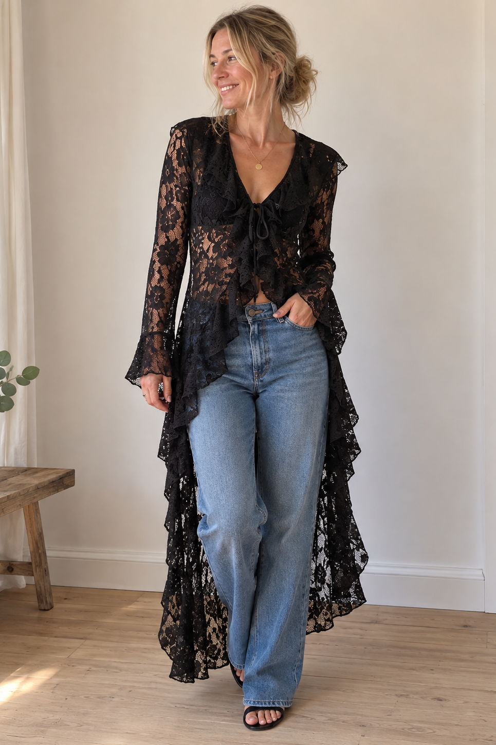 Sassy Alberte sort blondecardigan med lange ærmer, feminine flæser og asymmetrisk længde forfra på kvinde
