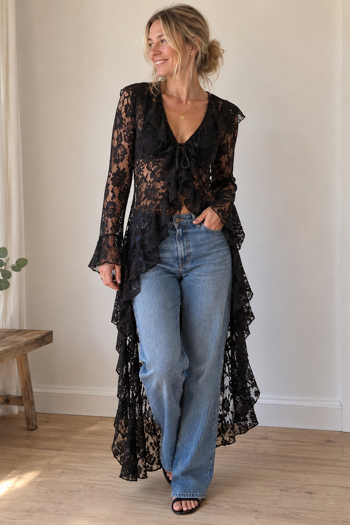 Sassy Alberte sort blondecardigan med lange ærmer, feminine flæser og asymmetrisk længde forfra på kvinde