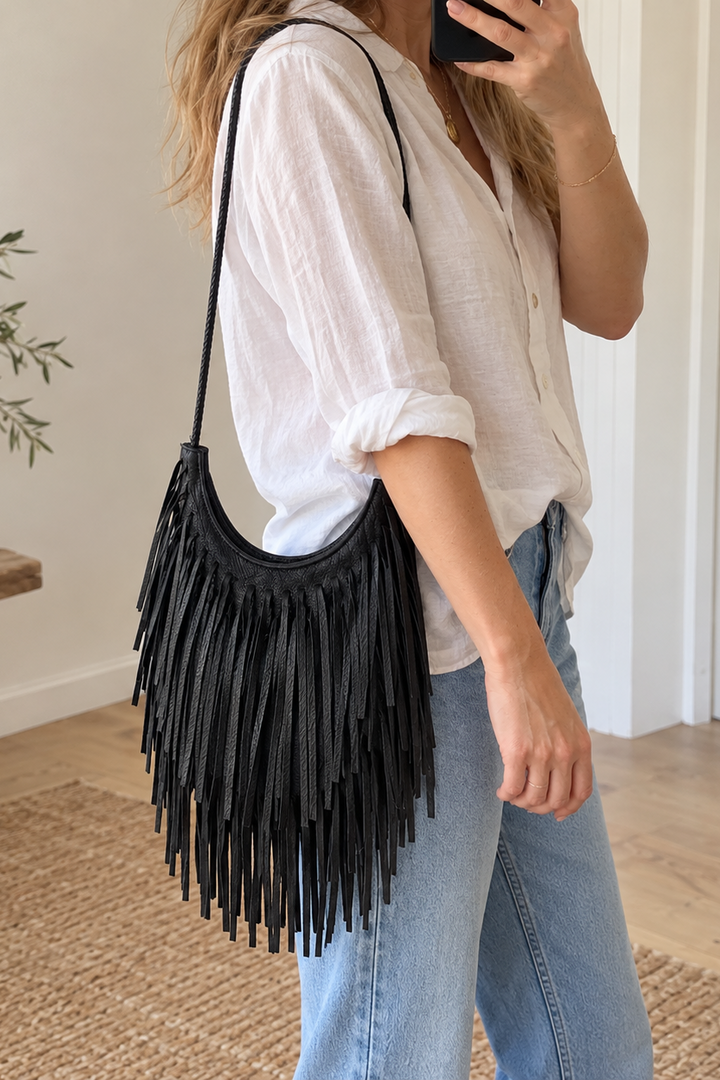 Alara er en cool og trendy taske med lange frynser, der giver et afslappet og boheme-inspireret look på kvinde