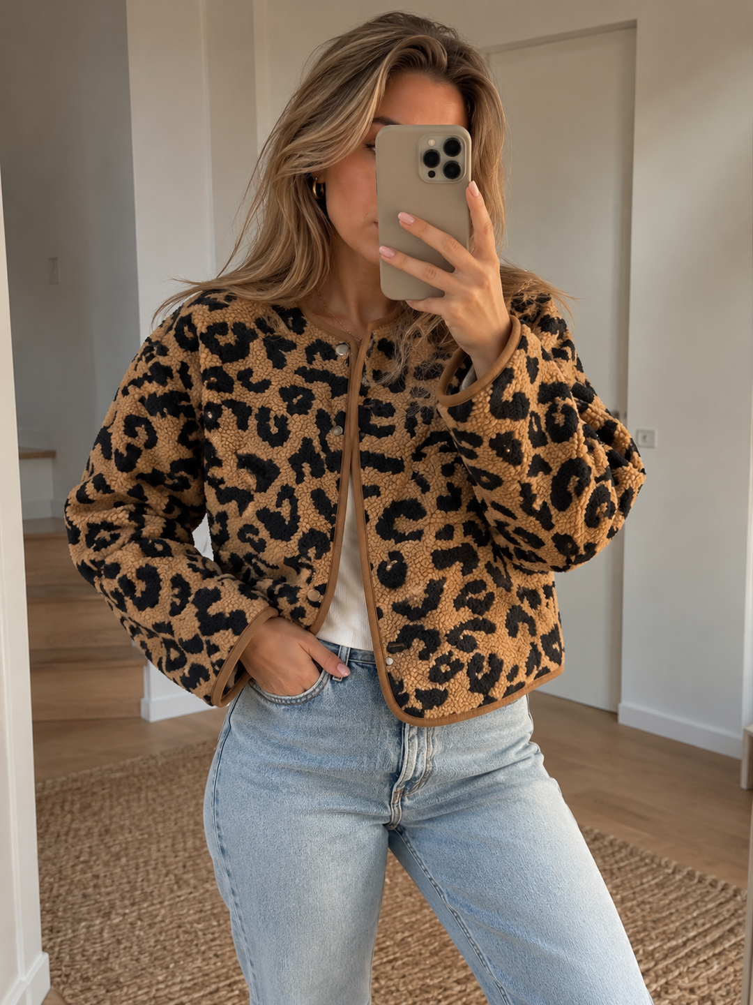 Fin jakke fra Sassy Copenhagen i leoprint i blød teddy materiale på kvinde 
