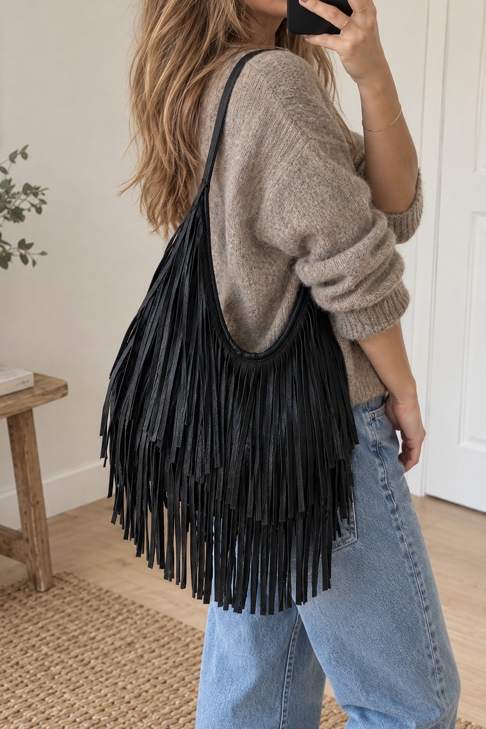 Megan er en smart og trendy skuldertaske med et cool, vintage-inspireret udtryk på kvinde med lækker strik og jeans