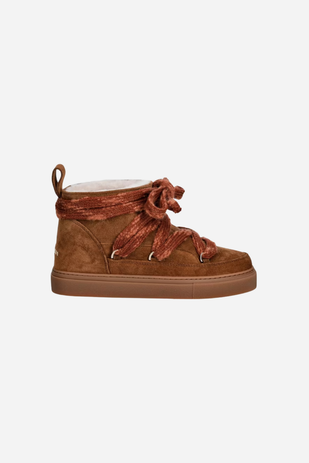 Suede knot i farven brown fra INUIKII fra siden af