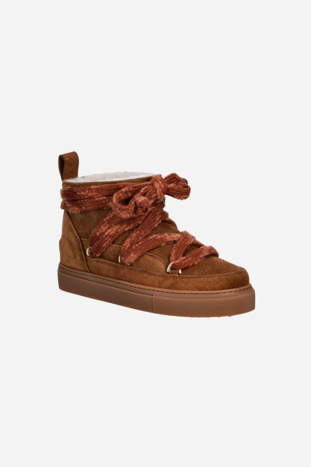 Suede knot i farven brown fra INUIKII lidt forfra